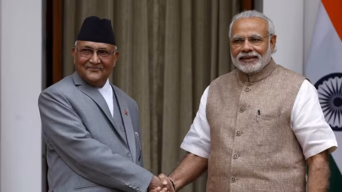 Thủ tướng Nepal K.P. Sharma Oli, trái, được Thủ tướng Narendra Modi chào đón đến Ấn Độ vào tháng 2 năm 2016. Ảnh: Reuters