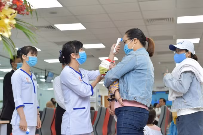 VNVC thực hiện kiểm tra thân nhiệt 100% khách hàng trước khi vào trung tâm.