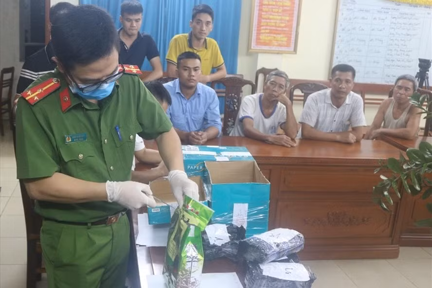 Lực lượng Công an kiểm tra số ma túy do đối tượng Bình vận chuyển. Ảnh: internet.