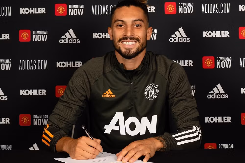 Alex Telles chính thức trở thành người của MU với bản hợp đồng 4 năm. Ảnh: internet.