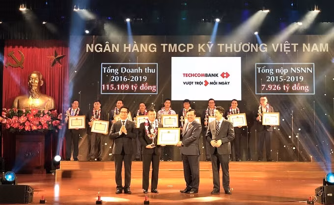 Phó Tổng Giám đốc Techcombank, ông Phạm Quang Thắng nhận bằng khen tại buổi lễ vinh danh.