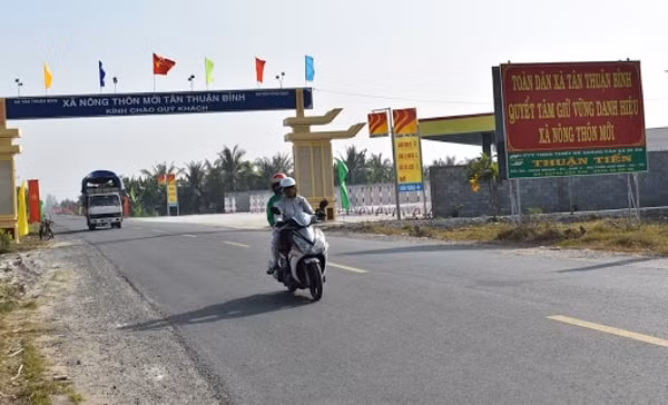 Đường giao thông ở xã nông thôn mới Tân Thuận Bình, huyện Chợ Gạo. Ảnh: enternews.vn