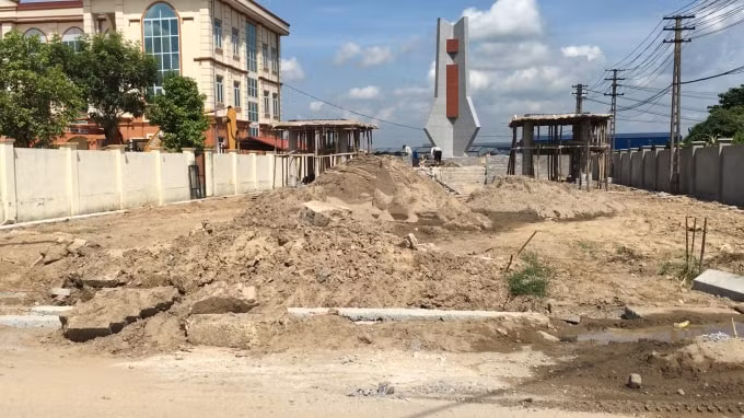 Dự án thi công xây dựng Đài tưởng niệm xã Ngọc Lâm chỉ có 3 công nhân đang làm việc cũng rơi vào cảnh 3 không: Không biển hiệu, không đảm bảo vệ sinh môi trường, an toàn lao động.
