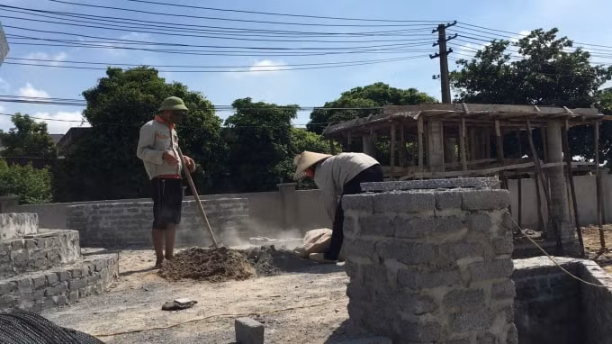 Công nhân thậm chí còn mặc quần soóc để làm việc.