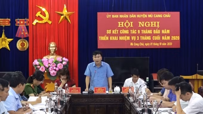 Ông Lê Trọng Khang - Chủ tịch UBND huyện Mù Cang Chải phát biểu chỉ đạo hội nghị sơ kết công tác 9 tháng đầu năm, triển khai nhiệm vụ 3 tháng cuối năm 2020.