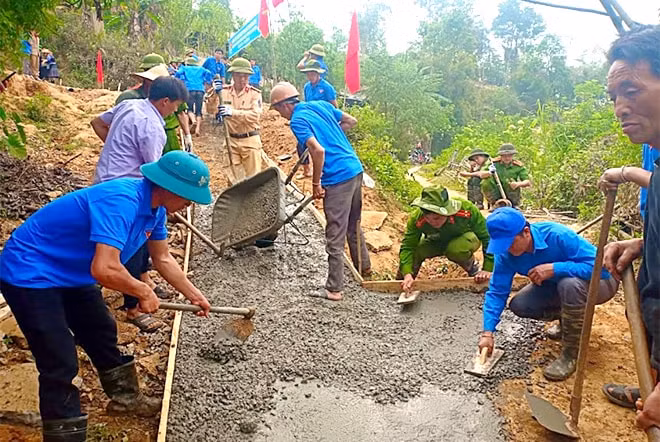 Cán bộ các ngành, cùng nhân dân huyện Mù Cang Chải tích cực tham gia bê tông hóa đường giao thông nông thôn.