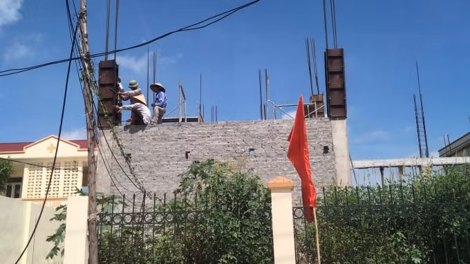 Công nhân thi công dự án Nhà văn hóa xã Ngọc Lâm không có hợp đồng lao động, không được trang bị bảo hộ an toàn lao động.