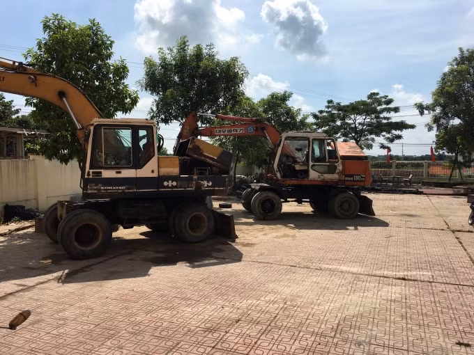 Máy móc thi công được đậu đỗ ngay trong trụ sở UBND xã khi không làm việc, được nhà thầu sử dụng thi công cho nhiều công trình trên địa bàn xã Ngọc Lâm.