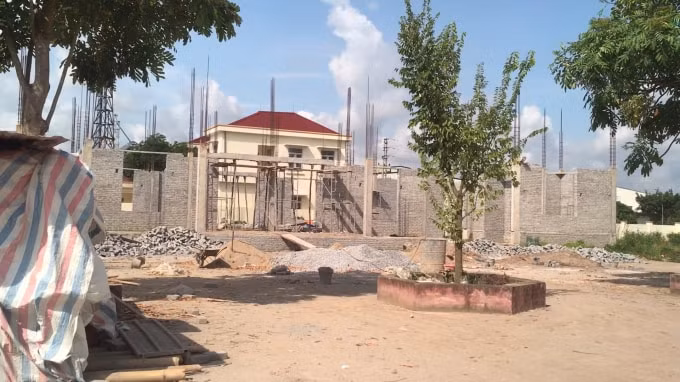 Nằm ngay trong khuôn viên đất của UBND xã Ngọc Lâm, dự án thi công xây dựng Nhà văn hóa xã Ngọc Lâm đang được nhà thầu thi công không biển hiệu, không đảm bảo vệ sinh môi trường, an toàn lao động.