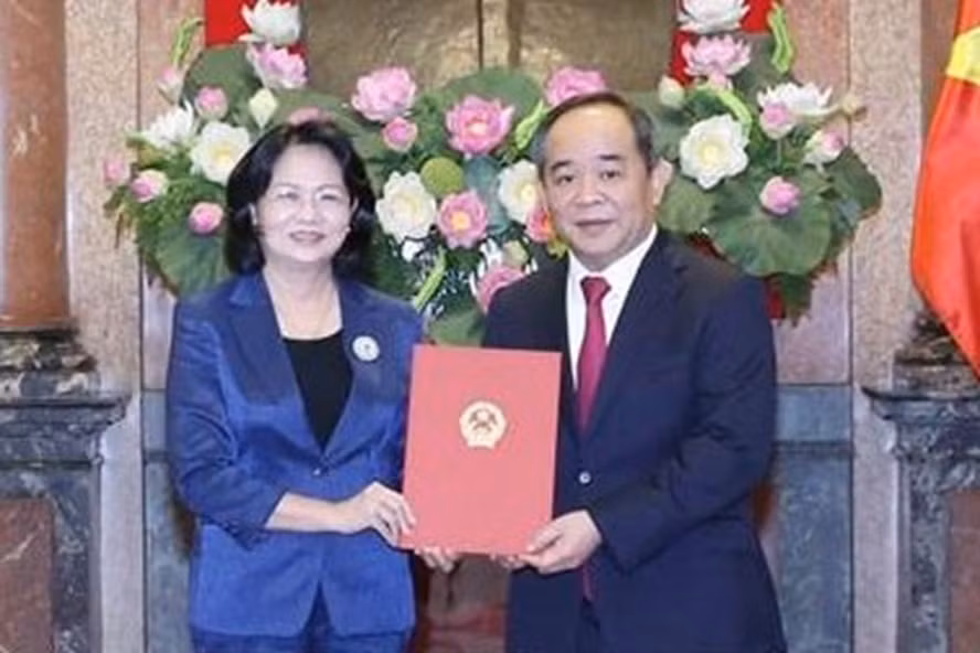 Phó Chủ tịch nước Đặng Thị Ngọc Thịnh trao quyết định điều động, phân công công tác, bổ nhiệm ông Lê Khánh Hải, Thứ trưởng Bộ Văn hóa, Thể thao và Du lịch làm Phó Chủ nhiệm Văn phòng Chủ tịch nước. Ảnh: baolaodong.
