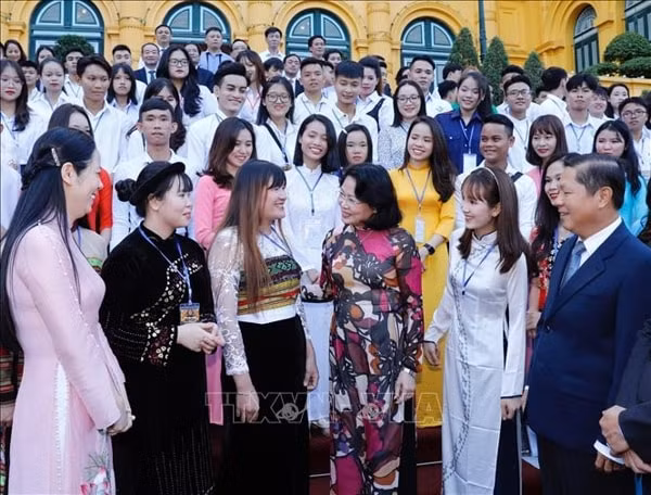 Phó Chủ tịch nước Đặng Thị Ngọc Thịnh với các đại biểu học sinh, sinh viên tiêu biểu. Ảnh: TTXVN