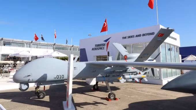 Một máy bay không người lái của quân đội Thổ Nhĩ Kỳ tại Paris Airshow 2019: Các công ty quốc phòng của Thổ Nhĩ Kỳ đang thách thức các nhà sản xuất máy bay không người lái lâu năm từ Trung Quốc, Israel và Mỹ. Ảnh: Nikkei
