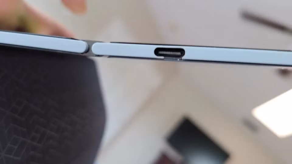 Microsoft Surface Duo đánh đổi độ bền để có sự mỏng nhẹ. Ảnh: gizmochina