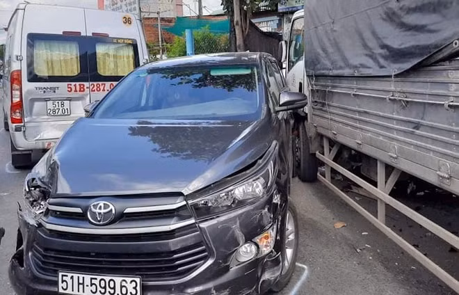 Hiện trường các ôtô va chạm liên hoàn trên quốc lộ 1. Ảnh: TL