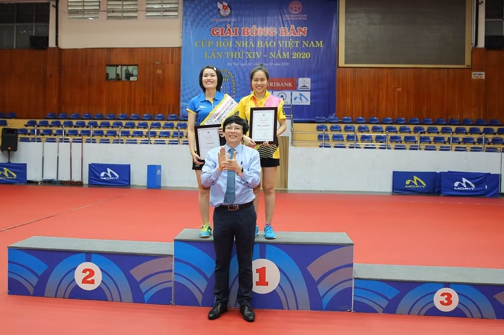 Nhà báo Hồ Quang Lợi trao giải thưởng Hoa khôi cho VĐV Trần Minh Cát Vũ - Đài TH TP HCM và Á khôi cho VĐV Nguyễn Thị Bích Chi (Đài Truyền hình Việt Nam). Ảnh: Sơn Hải