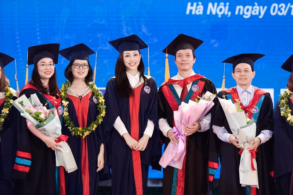 Hình ảnh Á hậu Phương Nga khi nhận bằng tốt nghiệp. Ảnh: internet.