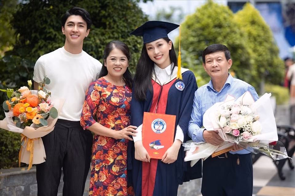 Hình ảnh Phương Nga bên cha mẹ và bạn trai trong ngày tốt nghiệp. Ảnh: internet.