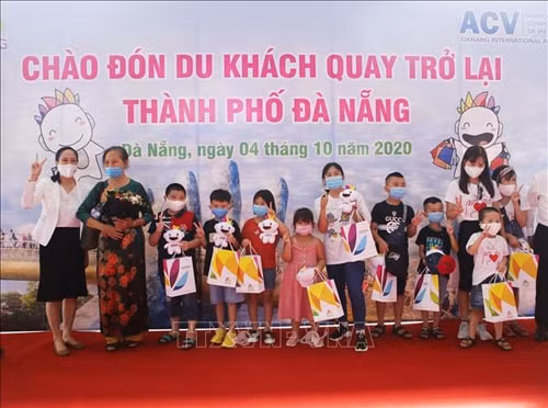 Hình ảnh TP Đà Nẵng tổ chức lễ đón đoàn khách đầu tiên trở lại sau 2 tháng bị dich COVID-19. Ảnh: tapchithongtindoingoai.