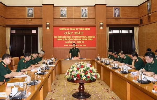 Đại tướng Ngô Xuân Lịch, Ủy viên Bộ Chính trị, Phó Bí thư Quân ủy Trung ương, Bộ trưởng Bộ Quốc phòng phát biểu tại buổi gặp mặt. Ảnh: TTXVN