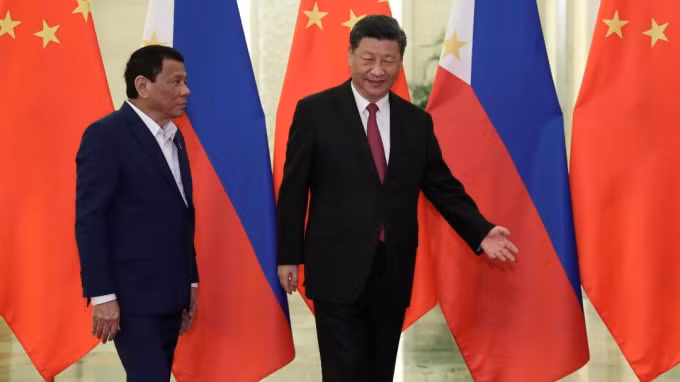 Tổng thống Duterte có thể tìm kiếm mối quan hệ chặt chẽ hơn nữa với người đồng cấp Trung Quốc, Tập Cận Bình, nếu Đạo luật Nhân quyền của Philippines được thông qua ở Hoa Kỳ. Ảnh: Nikkei