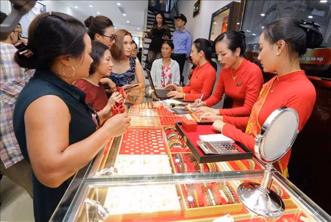 Khách mua bán, giao dịch vàng tại Hà Nội. Ảnh minh họa.