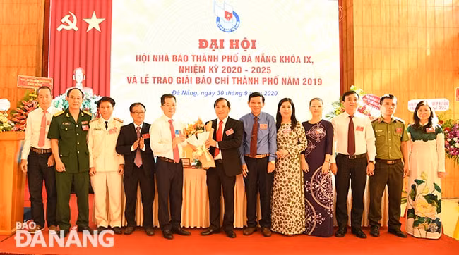 Phó Bí thư Thường trực Thành ủy Nguyễn Văn Quảng (thứ năm, trái sang) tặng hoa chúc mừng Ban Chấp hành Hội Nhà báo thành phố nhiệm kỳ 2020-2025. Ảnh: Đặng Nở