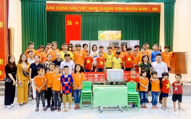 Đại diện Báo Gia đinh & Xã hội trao quà tới các em nhỏ.