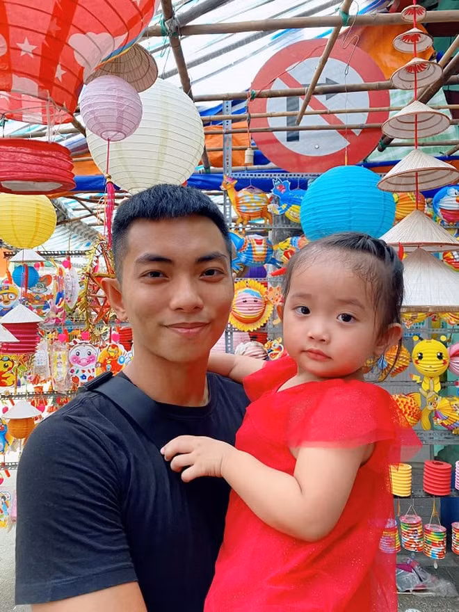 Vợ chồng Khánh Thi dẫn các con đi dạo phố, ngắm lồng đèn.