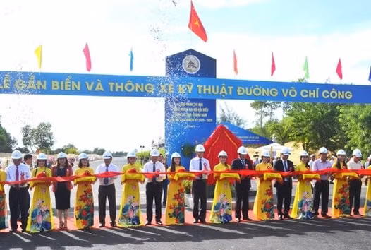 Tổ chức gắn biển và thông xe kỹ thuật đưỡng Võ Chí Công tỉnh Quảng Nam.