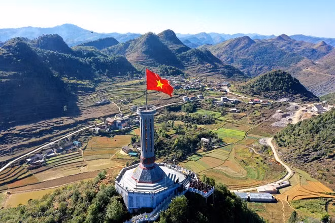 Mọi hành vi làm hư hại cột cờ, cột mốc, chủ quyền biên giới sẽ bị phạt nặng. Ảnh: internet.