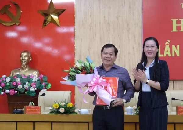Bà Bùi Thị Quỳnh Vân, Bí thư Tỉnh ủy Quảng Ngãi trao Quyết định của Ban Bí thư Trung ương Đảng chuẩn y Phó Bí thư Tỉnh ủy Quảng Ngãi đối với ông Đặng Văn Minh