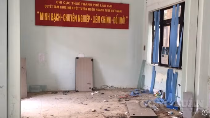 Bên trong trụ sở cũ của Sở Công thương tỉnh Lào Cai là cảnh nhếch nhác, bẩn thỉu.