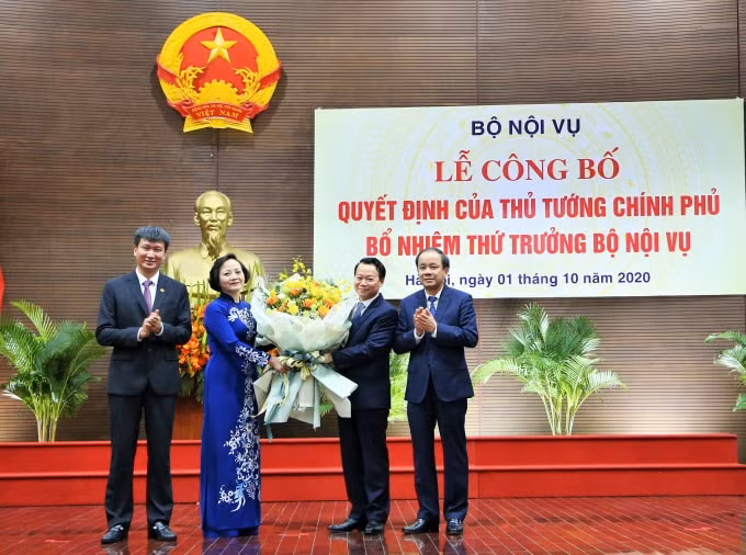 Bí thư Tỉnh ủy Yên Bái Đỗ Đức Duy thay mặt Tỉnh ủy, HĐND, UBND, các ban, ngành, đoàn thể và Nhân dân tỉnh Yên Bái tặng hoa chúc mừng tân Thứ trưởng Phạm Thị Thanh Trà.