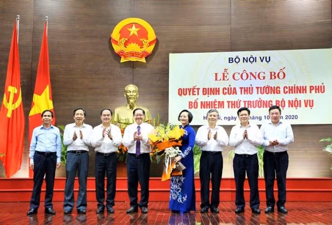 Lãnh đạo Bộ Nội vụ tặng hoa chúc mừng tân Thứ trưởng Phạm Thị Thanh Trà.