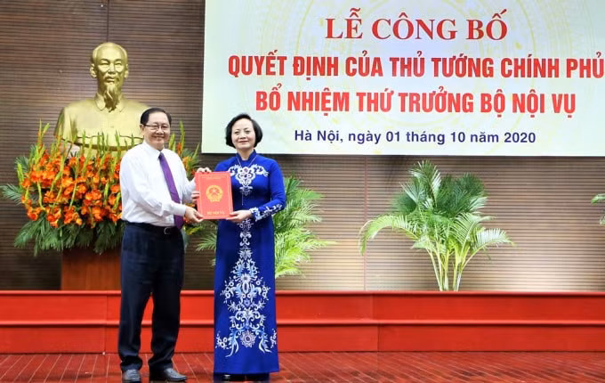 Bộ trưởng Lê Vĩnh Tân trao Quyết định cho tân Thứ trưởng Phạm Thị Thanh Trà.