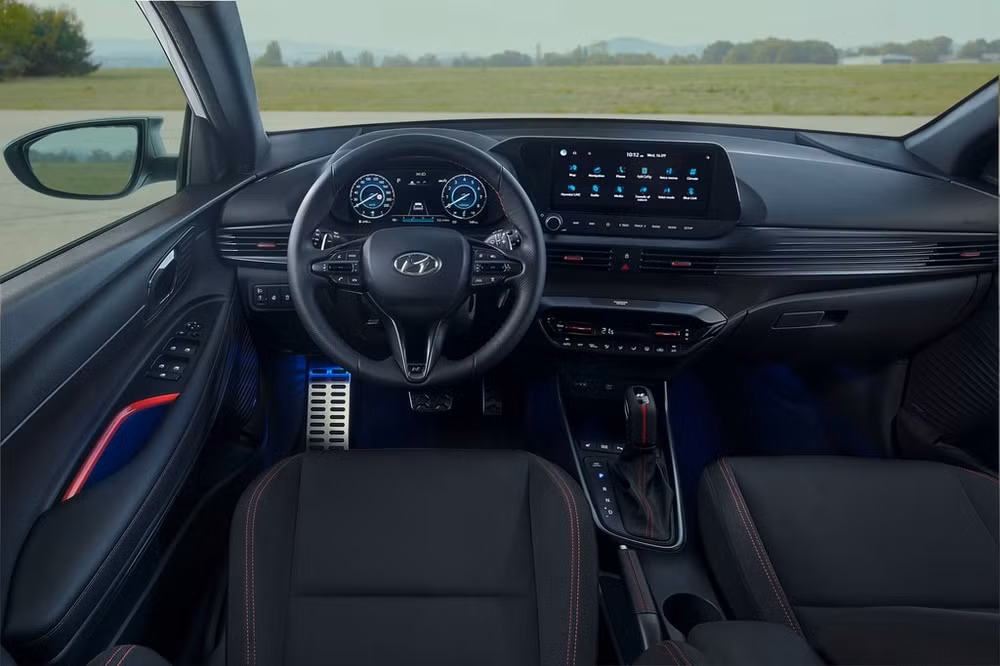 Bên trong khoang lái của xe Hyundai i20 N Line 2021. Ảnh: TL