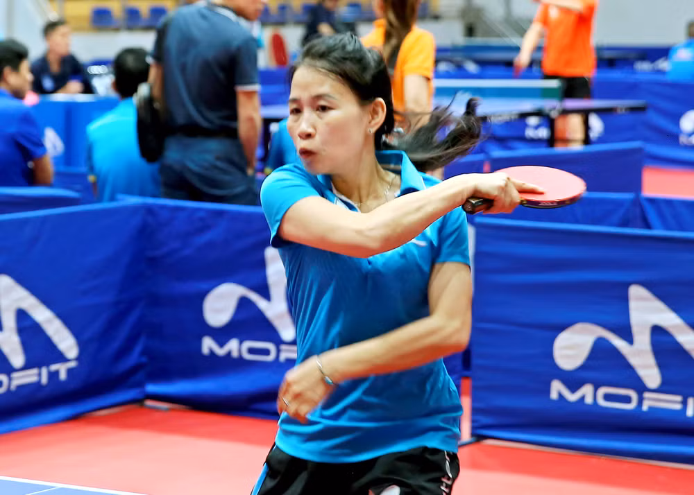 Những bóng hồng ganh đua từng điểm tại Cúp hội Nhà báo Việt Nam. Trong ảnh là Vận động viên Nguyễn Tuyết Thanh đến từ Trung ương Hội Nhà báo Việt Nam.(Ảnh: Sơn Hải)
