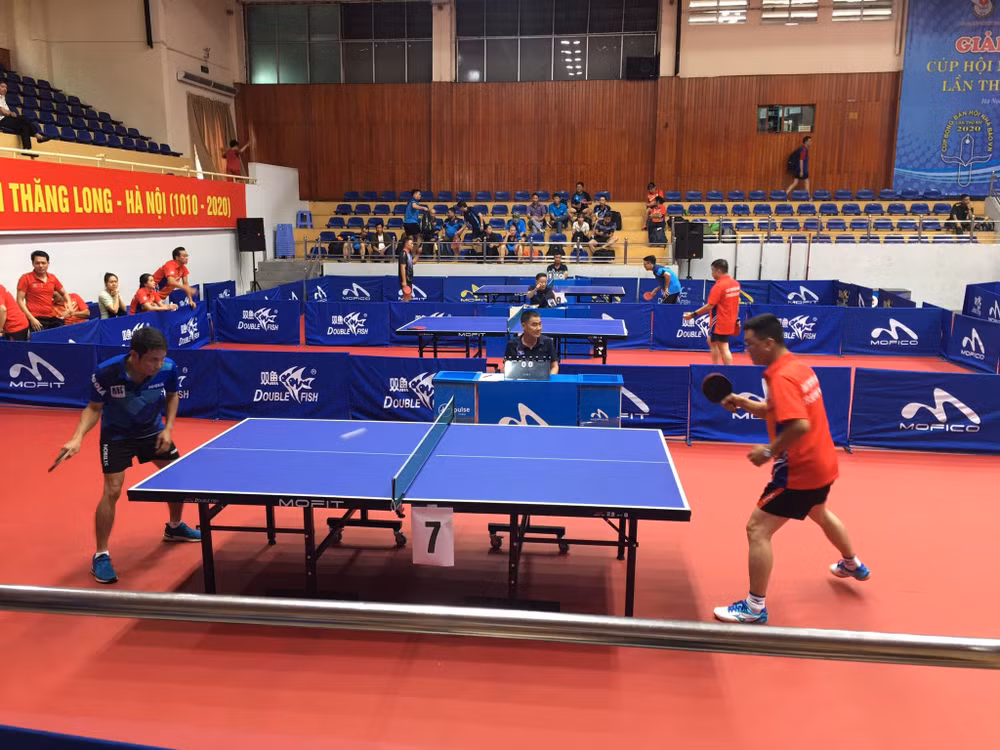 Nhà báo Lê Việt Hùng (áo xanh) – Chi Hội nhà báo Tạp chí giáo dục nghệ thuật