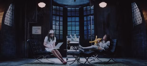 Jennie diện bộ váy y tá bó sát, đội mũ hình trái tim và đi đôi giày cao gót màu đỏ trong MV Lovesick Girls.