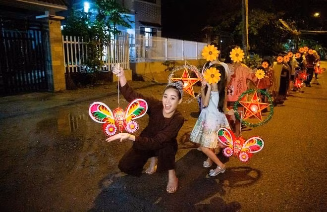 Hình ảnh Khánh Vân rước đèn Trung Thu cùng các bé. Ảnh: internet.