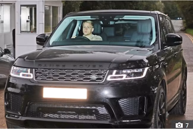 Tiền vệ Van de Beek lái siêu xe mới mua tới sân tập của MU. Ảnh: internet.