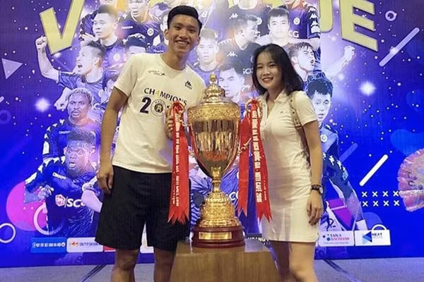 Chàng tiền vệ Văn Hậu nghi vấn là đã chia tay Hoàng Anh và “theo dõi” cô nàng Hải My. Ảnh: internet.