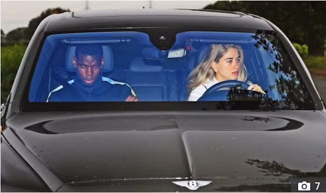 Cầu thủ Paul Pogba tới sân tập của MU ở vị trí ghế phụ, người cầm lái là vợ anh Zulay. Ảnh: internet.