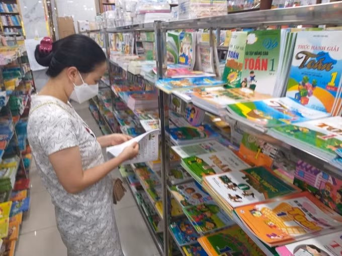 Hiện nay ma trận sách tham khảo, sách bổ trợ đang bủa vây phụ huynh học sinh (ảnh Trinh Phúc).
