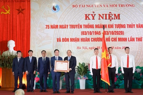 Thủ tướng Nguyễn Xuân Phúc trao Huân chương Hồ Chí Minh tặng Tổng cục Khí tượng Thủy văn. Ảnh: VGP