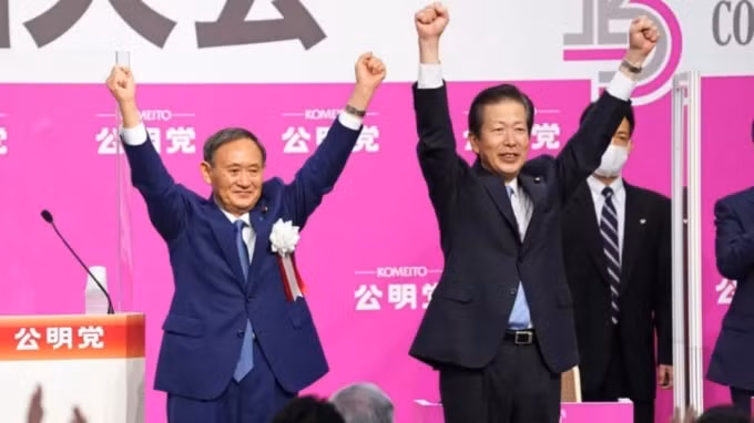 Natsuo Yamaguchi, mới được bầu vào nhiệm kỳ thứ bảy liên tiếp với tư cách là lãnh đạo đảng liên minh cầm quyền Komeito, sát cánh cùng Suga vào ngày 27 tháng 9. Ảnh: Yuki Nakao/Nikkei