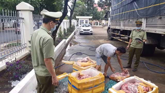 Lực lượng chức năng bắt giữ 3 tạ thịt lợn thối trên đường đi tiêu thụ. Ảnh: TL.