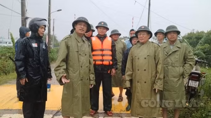 Lãnh đạo tỉnh và huyện Hải Lăng trực tiếp đến nơi rốn lũ chỉ đạo di dân đến nơi an toàn.