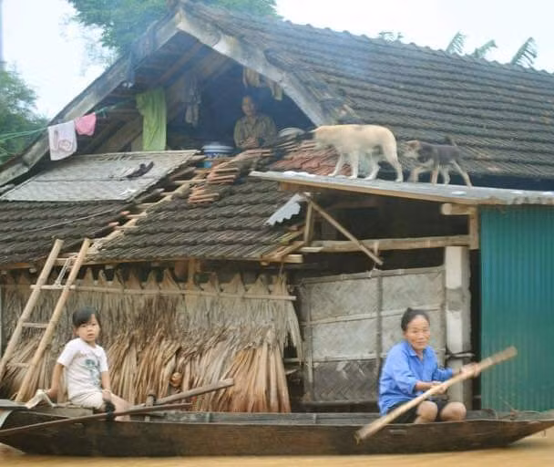 Đợt bão lũ lịch sử năm 2013 tràn vào Hà Tĩnh gây thiệt hại rất lớn, trong đó có xã Phương Mỹ, huyện Hương Khê. Ảnh Phan Anh
