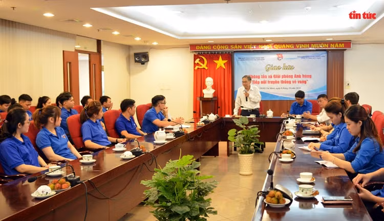 Nhà báo Nguyễn Thanh Bền chia sẻ với các đoàn viên thanh niên.